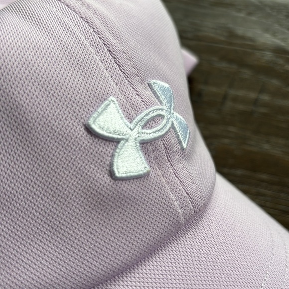 Under Armour Buckle Back baseball cap,embroidered logo, 6 vent panels,button top - Picture 9 of 9